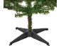 Kunstkerstboom met groene naalden en een zwarte standaard.