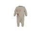 Beige babypyjama set met Winnie de Poeh-print en herfstbladeren.