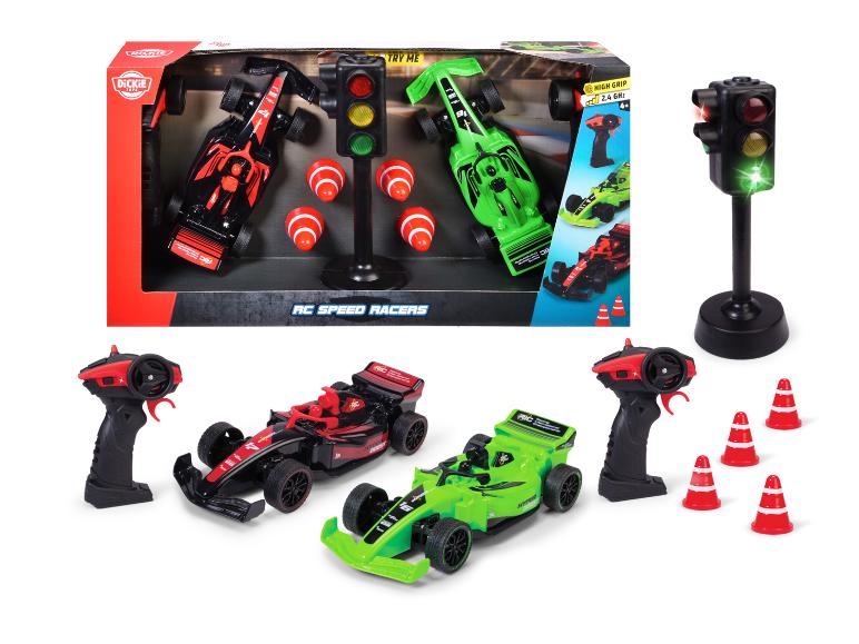 RC-raceset met twee auto's, afstandsbedieningen, verkeerslicht en pionnen.