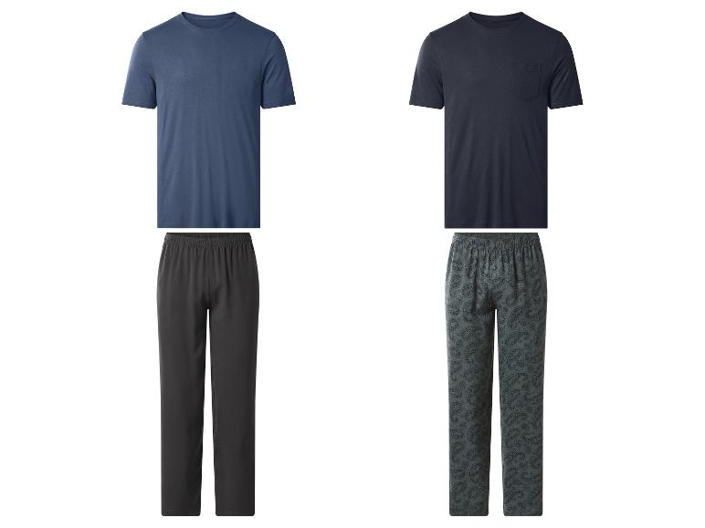 Twee sets herenpyjama's: blauw T-shirt met donkergrijze broek en donkerblauw T-shirt met een bedrukte broek.