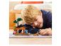Lachende jongen speelt met een Lego Minecraft set op het tapijt