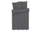 Donkergrijs beddengoed met twee kussens.