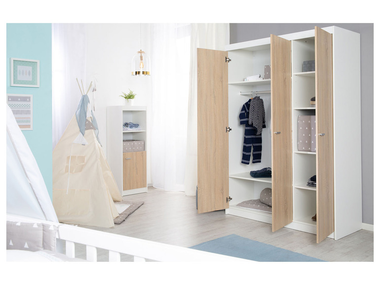 Een witte kledingkast met houten deuren, geopend om de binnenkant te laten zien met planken en een hangstang.