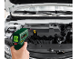 Hand houdt infrarood thermometer vast die temperatuur meet in automotor, toont 87.3 °C.