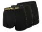 Drie zwarte herenboxershorts met gele tekst op de tailleband.