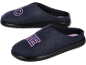 Twee donkerblauwe pantoffels met roze geborduurde tekst, de ene toont 'O' en de andere 'ME'.