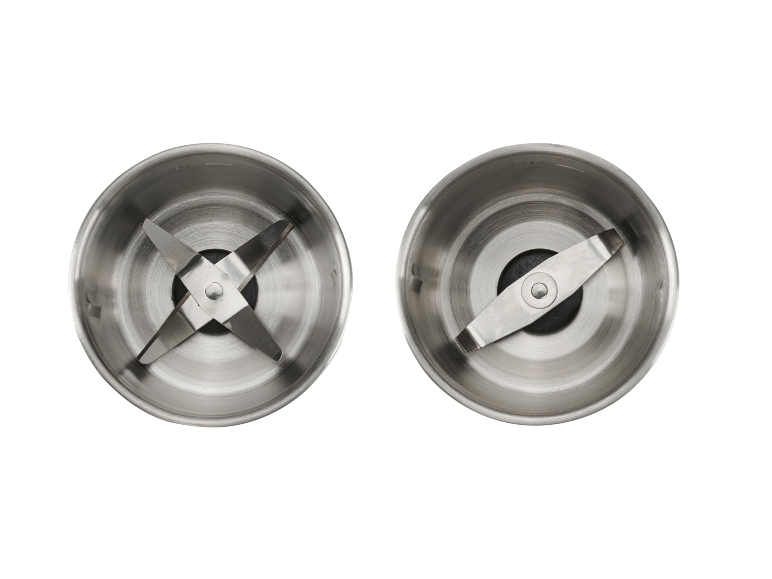 Twee metalen koffiemolencontainers met verschillende mesjes