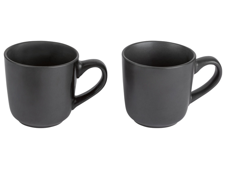 Twee zwarte koffiemokken.