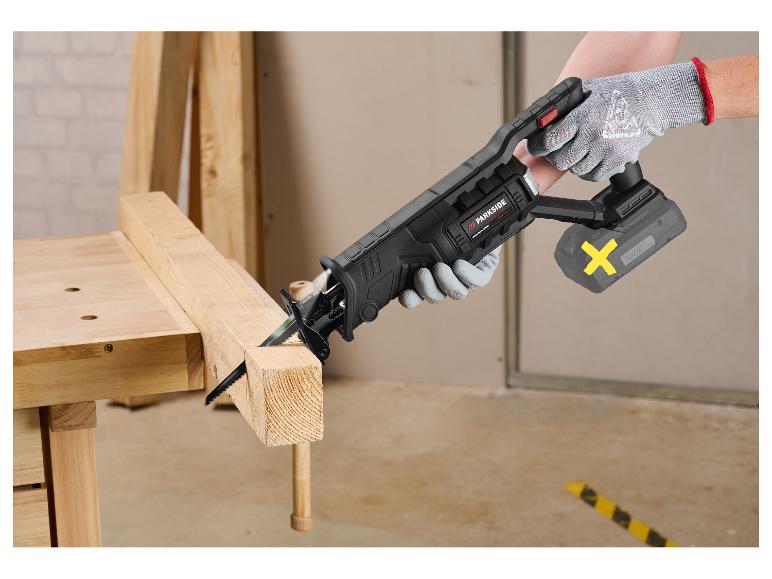 Een persoon zaagt een houten plank met een draadloze reciprozaag.