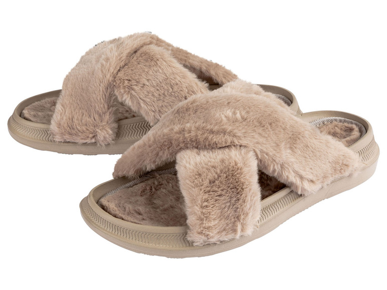 Twee paar fluffy slippers met een kruisband.