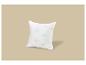 Wit kussen met 'COLD TOUCH' tekst en blauwe sneeuwvlokken, op een beige achtergrond.