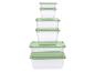 Stapel transparante plastic voedselcontainers met groene deksels.