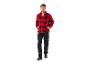 Man in rood-zwart geruit fleece overhemd en zwarte werkbroek.