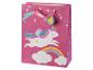 Roze cadeauzak met eenhoorn, regenboog en wolken, met roze linten als handvatten.