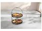 Twee-laags etagère met desserts en fruit in een moderne keuken.
