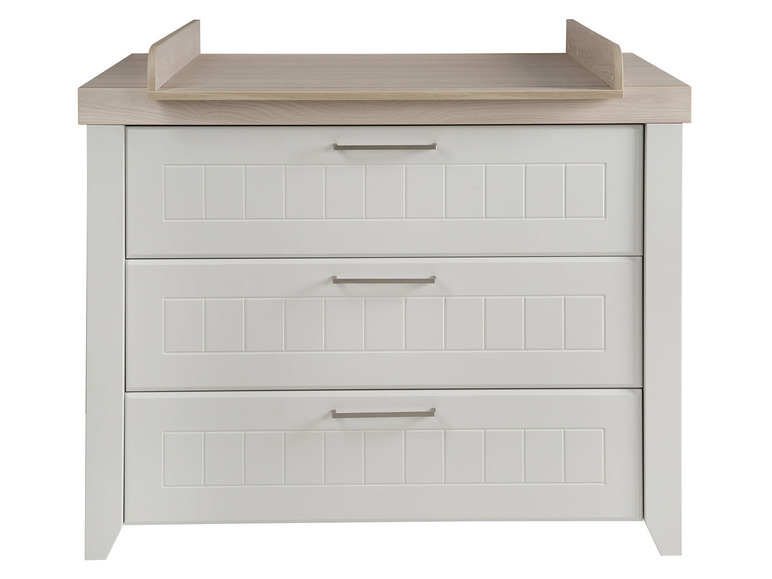 Witte commode met drie laden en een commodeblad.