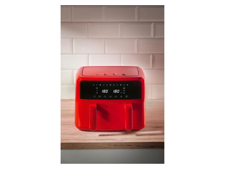 Rode dubbele airfryer op een houten aanrecht.