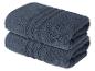 Twee opgevouwen donkerblauwe handdoeken van badstof