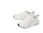 Een paar witte sportschoenen met zwarte details en een geperforeerde zool.