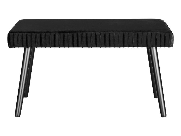 Een zwarte fluwelen bank met houten poten.