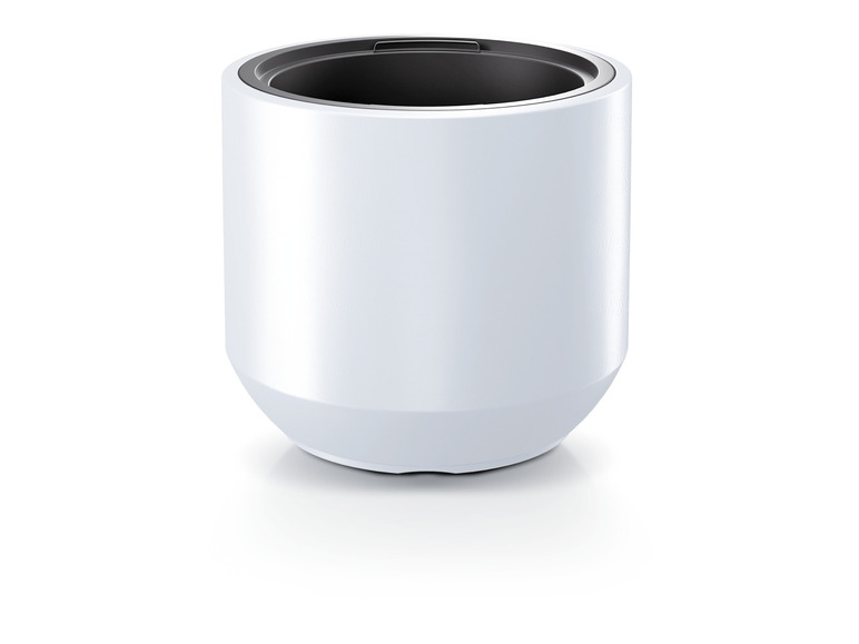 Een witte thermosbeker met een zwarte dop.