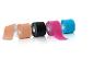 Vier rollen kinesiotape in beige, zwart, roze en blauw met reflectie.