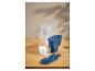 Transparante waterkan, blauw filter en wit filterpatroon op een houten tafel.
