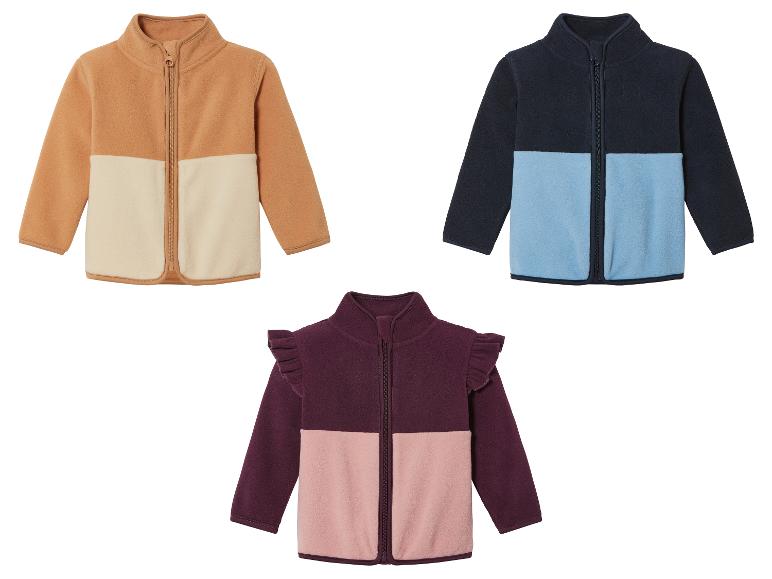 Drie kinderfleecejacks in verschillende kleuren en stijlen.