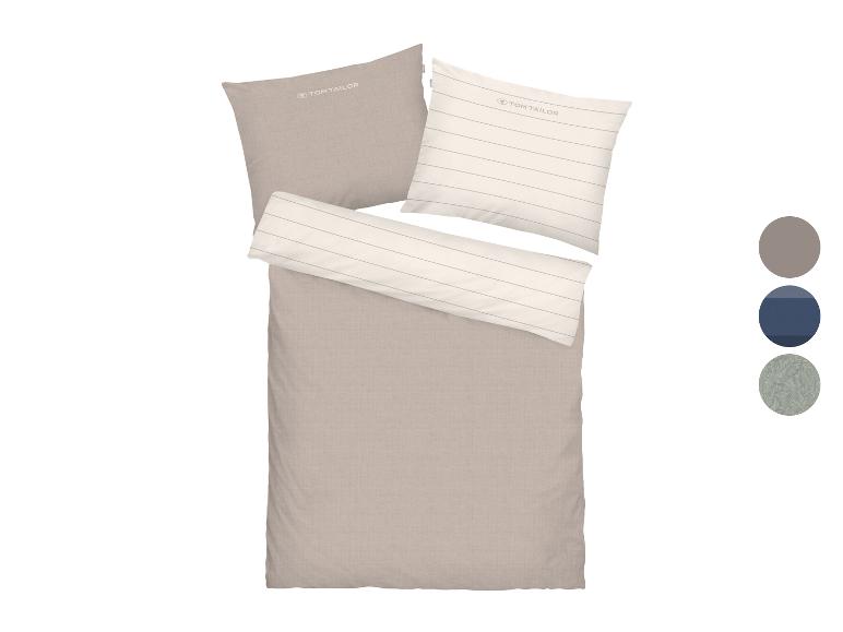 Beige beddengoedset met een effen dekbedovertrek en gestreepte kussenslopen.