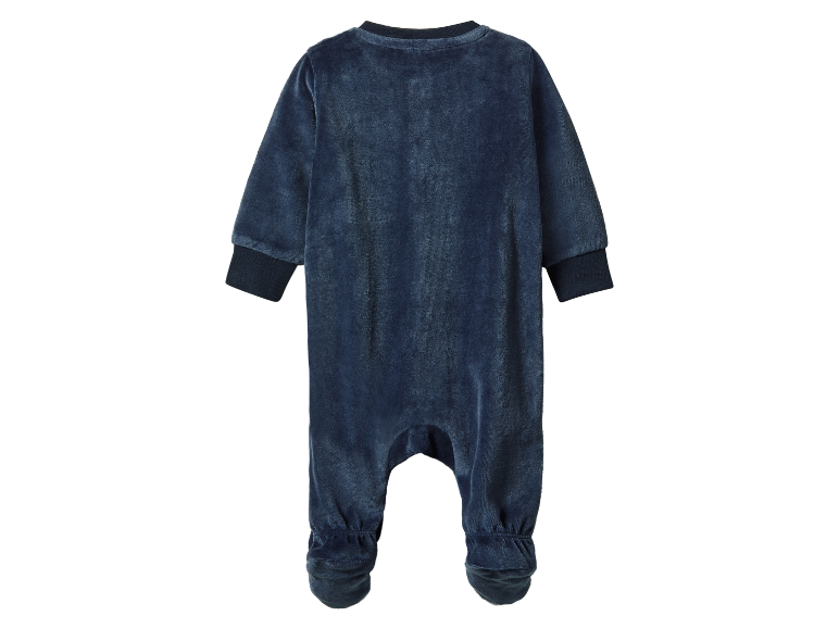 Een zacht, blauw velours babypakje.
