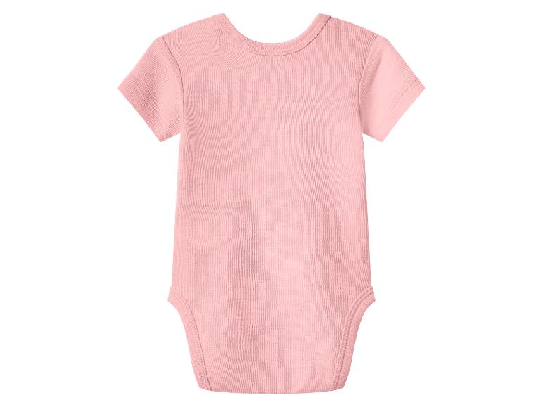 Roze babyromper met korte mouwen.
