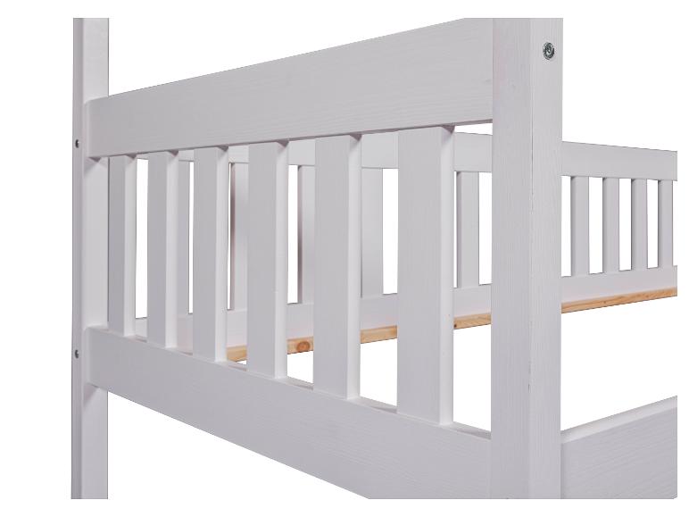 Detail van een wit houten bed.