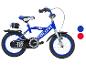 Blauwe kinderfiets met politiethema en accessoires.