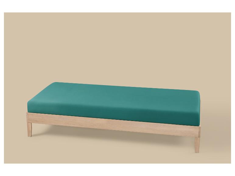 Een houten bank met een turquoise kussen op een beige achtergrond.