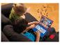 Twee kinderen spelen met een rode laptop met een Spiderman-thema.