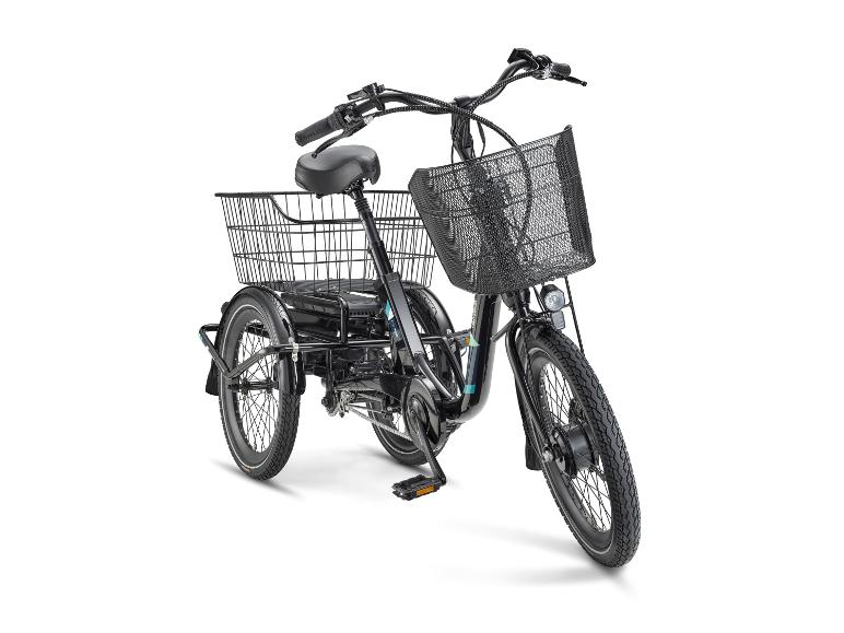 Zwarte elektrische driewieler met voor- en achterbaskets en een comfortabel zadel.