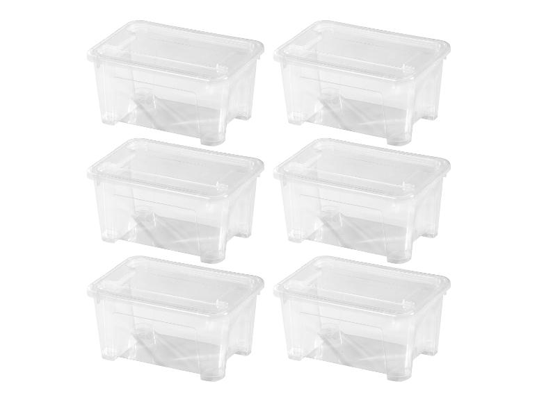 Set van zes transparante plastic opbergdozen met deksels.