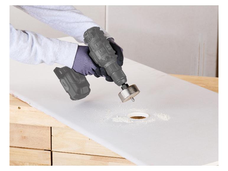 Worx accu-boormachine en gatzaag in gebruik.