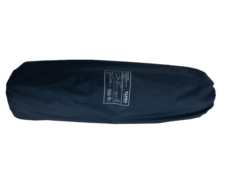 Tambu Mala 5.0 campingmat, donkerblauw, opgerold.