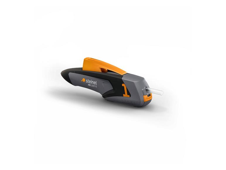 Zwart-oranje lijmpistool met een witte lijmstick.