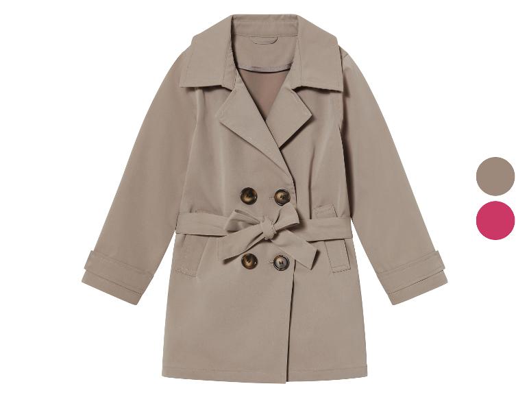 Beige trenchcoat met knopen en riem.