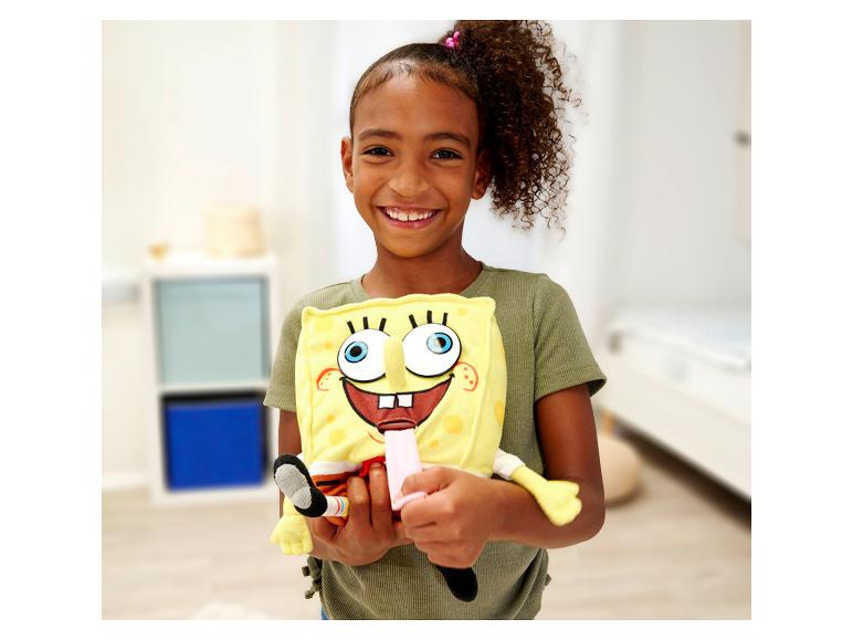 Een meisje speelt met een SpongeBob SquarePants knuffel.