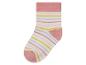 Een roze sok met witte en gekleurde strepen.