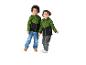 Twee lachende kinderen in groene en zwarte capuchonjassen, jeans en grijze joggingbroeken.
