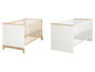 Twee witte babybedjes met houten accenten.