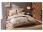 Een gezellige slaapkamer met een houten bedframe, geruit dekbedovertrek en een hangende lantaarn.