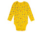Gele baby romper met lange mouwen, bedrukt met huisjes en bladeren.