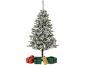 Beflockte kerstboom met cadeaus verpakt in rood, groen en goud papier.