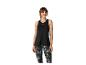 Vrouw in zwarte tanktop en zwart-wit patroonlegging.