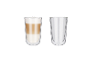 Twee latte macchiato glazen: één vol, één leeg.